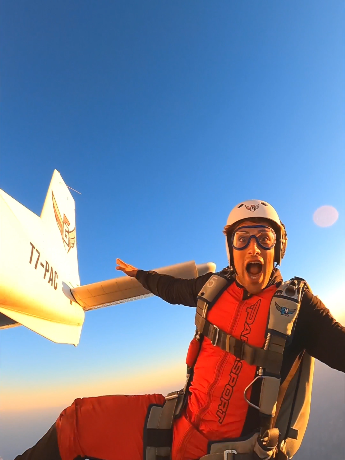 Last year, I was living this incredible experience, and I can't wait to do it again! 🔥 Have you ever taken a leap like this? #faffapix #skydiving #experience