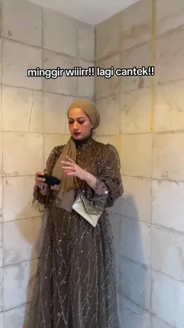 ✨ open Pre order     ✨ Made by order/sesuai permintaan ya sayang/ wisuda/lamaran/seragam keluarga ✨ Real hasil cek HL atau @freedomkatalogoriginal ✨Detail Size  S = LD 88 , LP 72 , Pjg gaun 135  M = LD 92 , LP 75 , Pjg gaun 136  L = LD 96 , LP 80 , Pjg gaun 137 XL = LD 102 , LP 84 , Pjg gaun 138  XXL = LD 110, LP 89 ,  Pjg gaun 140  ( Size xxl ke atas ada tambahan harga ) ✨HARGA :  🔺 SIZE KEBAYA DAN SETELAN BEDA DENGAN SIZE GAUN, harap chat admin utk konsultasi size Jika Size yg di inginkan tidak ada di detail Size bisa by request  ✨Note -Note yg harus di perhatikan sebelum mengikuti PO : 👉 Lama PO 1- 3 mnggu tergantung model dan jumlah yg dipesan  👉Bisa request Busui  👉 Bisa request warna 😍 👉 Bisa request Size dan Pjg gaun  👉 Bisa Couple dgn kemeja / seragaman keluarga 👉 TIDAK ❌ menerima pesanan yg terburu”  👉 Warna kain ga bisa 100% sama dengan foto karena terpengaruh efek cahaya Camera dan resolusi hp  👉 Motif brukat random menyesuaikan Stock terbaru di toko kain  ✨ KONTAK ORDER Wa Cs 1 : 0877-1016-5865 ( Dinda)  _______ 📍Fitting langsung :DM /APPOINMENT/RESERVASI  ke Admin terlebih dahulu ✨NOREK HANYA AN : RONA RIONA  ( utk menghindari penipuan mohon untuk tidak transfer di luar norek dgn atas nama tersebut )  ✨Akun lain  👉INSTGRAM : @bajukondanganremaja @inspirasikondanganremaja 👉SHOPEE : freedomabaya 👉TIKTOK : bajukondanganremajaa  #gaunbridesmaid #inspirasikondangan #kebayaoutfit #kebayaakad #jahitkebaya #inspirasigaunmuslim #jahitonline #gaunakad  #bajuakad #bajupengantin   #seragamlebaran #gaunmuslim #seragamfamilly #bajulebaran #kondanganootd #gaunpengantin #jahitgaunmuslimah #gaunbridesmaid #bajukondangan #seragamkondangan #outfitkondangan  #gaunwisuda  #gaunpesta 