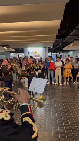 Tu prends le métro et tu tombe sur la #GardeRépublicaine #gendarmerie #gendarme #militaire #musique #metro #paris  @Les Jeux Dans Le Métro 