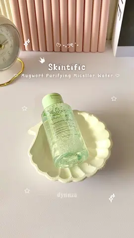 wanginya tuh mirip sama masker mugwort, teksturnya ringan nyegarin, packagingnya praktis dan jadi hemat🥰 warna botolnya juga cakep bgt hijau yang soft gitu dengan pump (untuk yang size besar 300 ml), kalau yang kecil/travel size (75 ml) kaya gini tutupnya model flip top dan bisa bgt buat travelling☺️  buat daya bersihnya oke sampe bisa ngangkat makeup waterproof, terus enak bgt gak perih dimata 💖 buat pemakaiannya juga gak perlu banyak2 cukup sekali usap aja uda bersih bgtt yaaa., 🤩 pokoknya wajib repurchase kalo udh abis dan wajib cobain yg skintific ini buat yg lg nyari micellar water🥰 #micellarwater #makeupremover #pembersihmakeup  #skintific #skincarerecommendations #rekomendasimicellarwater #promoguncang88 