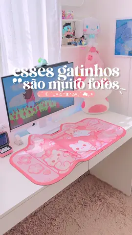 ≽^•⩊•^≼ Mousepad de gatinhos 🐾💗💕 Esse mousepad é perfeito pra quem ama gatos e como eu amo gatinhos, ele não poderia faltar no meu cantinho! 🤭🐱💗 Como sempre os mousepads da @BlingKiyofficial me surpreendem com a qualidade, as bordas são costuradas e a impressão da imagem é muito boa. 🤌🏻✨ Eu amo esse tom de rosa mais pêssego! 🍑 Vou deixar o link dele na bio. ✨ . . . . . . 🐾💗🐱Tags: #mousepad #setupgamer #setupinspiration #blingkiyoofficial 