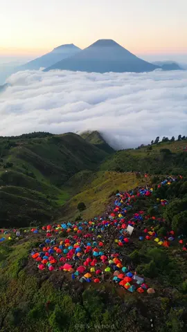 Prau dengan segala keindahannya.. Suasana gunung Prau saat weekend tanggal 4 Agustus 2024, penuh sesak dengan warna warni tenda pendaki.. Tenda kalian sebelah mana gaes.? #prau #praumountain #gunung #gunungprau #fypシ゚viral #fyp #fypシ #wonosobo 