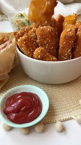 גם ילדים בבית וגם תשעת הימים... המנה המושלמת 🐟 אצבעות שניצל דג מטוגנות 1 ק”ג דג ללא עור וללא עצמות (אני השתמשתי בנסיכת הנילוס) בצל ביצה רבע כוס פירורי לחם כפית מלח חצי כפית פלפל שחור לציפוי:  קערה 1 – 2 ביצים טרופות קערה 2 – פירורי לחם מוזהבים מעורבבים עם קצת שומשום משרים את הדג בקערה עם מיץ מלימון שלם, כפית מלח ומים עד לכיסוי הדג לכחצי שעה. שוטפים את הדג היטב. למעבד מזון מכניסים את הדג, בצל, ביצה, פירורי לחם, מלח ופלפל וטוחנים הכל יחד לבלילה אחידה. משטחים את התערובת על נייר אפיה, ניתן להיעזר ברינג מרובע 25*25 ס”מ לקבלת אצבעות אחידות. חותכים את הריבוע לפסים לאורך ולרוחב כך שיתקבלו כ-36 אצבעות מוארכות (12*3). מקפיאים את האצבעות על נייר האפיה לחצי שעה. מחממים במחבת שמן עמוק לטיגון. מוציאים את האצבעות מהמקפיא. טובלים כל אצבע בקערת הביצים הטרופות ולאחר מכן בקערת פירורי הלחם והשומשום. מטגנים את האצבעות כמה דקות מכל צד עד הזהבה. #אצבעותדג #אצבעותדגמטוגנות #תשעתהימים 