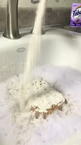 A classic combo with a classic sponge, idk how this sponge is srill alive like a year later but im not complaining lol #spongetok #CleanTok #spongesqueezing #spongesqueezingasmr #fyp #viral #fyp #cleaningtiktok #fabuloso 