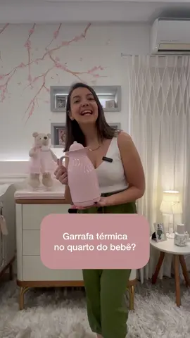 Garrafa térmica no quarto do bebê? . Será que é para tomar uma café para se manter acordada? . Ou um chá para relaxar? . Na verdade, é para manter a água morna para molhar o algodão para fazer a limpeza do bebê na hora da troca de fralda. . Nas primeiras semanas, a pele do bebê é muito sensível e não é ideal usar o lenço umedecido, por isso fazemos a higiene com água e algodão! . Gostou dessa dica? . Compartilha com uma mamãe aue vai adorar essa dica! . ❤️ @Puro Amor Oficial 