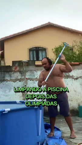 Limpando a piscina depois das Olimpadas e inspirado pelo Isaquias Queiroz #meme #viral #piscina #comedia #olimpiadas #cazetv 