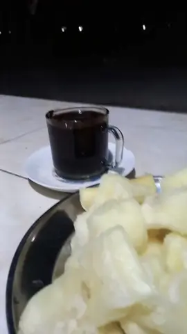 singkong rebus minumnya kopi #kopi  #singkongrebus  #singkongrebusminumnyakopi  #malem  #makananndeso 
