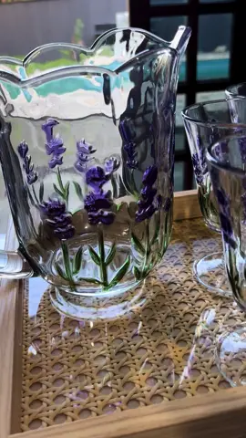 🪻🤌🏻🥰 - Conjunto Jarra com 6 Taças de Cristal Lavanda Hand Painting 1,3L/240ml  Investimento de R$ 257,24. POR R$ 229,90. -  Bandeja Retangular de Mdf com Fundo Treliça 30cm x 4cm x 20cm COD: 5672  Investimento de R$ 60,00und. -  Bandeja Retangular de Mdf com Fundo Treliça 35cm x 4cm x 25cm  COD: 5673 Investimento de R$ 79,99und.  - Bandeja Retangular de Mdf com Fundo Treliça 40cm x 4cm x 30cm COD: 5674 Investimento de R$ 101,99und.  #bandejatreliça #bandejabambu #bandejacafé #bandeja #bandejaretangular #bandejatreliça #cjjarrataças #lavanda #lavandaflower #jarraflorida #tacasflorais #floresroxas #lavandaealgodão #lançamentodigital #sextasualinda #guarulhos #lavandahandmade 