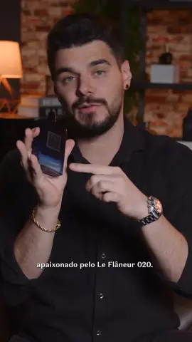 @Luis Jordão nos convida a explorar a essência do O.U.i Le Flâneur 020, uma fragrância que personifica o charme e a confiança do homem contemporâneo. O presente perfeito para quem sabe viver o momento. Presenteie seu pai com a assinatura olfativa única que só O.U.i pode oferecer.  #ParaTodosVerem: o vídeo mostra um expert em perfumes todo vestido de preto, falando pra câmera numa sala com fundo de tijolo ao fundo. Vemos cortes do frasco do perfume, imagens de limão, maçã, elemi, cipreste e outros elementos que compõem sua fragrância. No final ele mostra a cartela do seu cupom de desconto.  #ouiparis #ouiparfums #leflaneur020 #VivreLInstant
