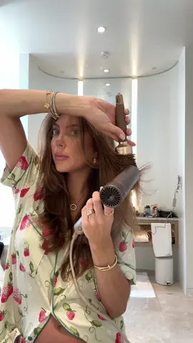 My quick hair on the go @Shark Beauty the Shark SpeedStyle Pro Flex accessories cover all the bases of a blowout in the most compact size. Perfect for when I’m traveling #SponsoredBySharkBeauty #SharkSpeedStyle #hairstyle #hairtok 