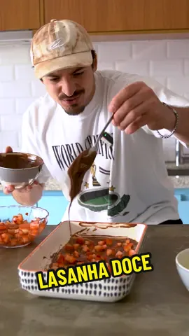 LASANHA DOCE 😳😱🤤 TOP 10 DO ANO! ESSA RECEITA É CABULOOOOSA, MAMA MIAAAAA 🤌🏼🤌🏼🤌🏼 10/10 em todos os requisitos! Simples, fácil de fazer, com uma suculência... SU RRE AAAAL Marca o @ que vai fazer essa delícia pra vc! 🥰😛 Ingredientes 👨🏻‍🍳 Massinha: - 500ml de leite - 250g de farinha de trigo - 4 ovos - 2 colheres de manteiga derretida - 2 colheres de açúcar - 1 pitada de sal Recheio usado: - Barra de chocolate meio amargo - Barra de chocolate branco - creme de leite - morango / banana picadinha FAAAAAZ QUE A FAMÍLIA INTEIRA VAI SE APAIXONAR, EU PROMETOOOO 😎👨🏻‍🍳🕺🏻  #comida #receita #doce  #lasanhadoce #comidaviral #receitinhaviral 