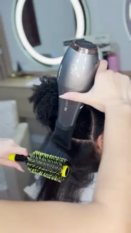 O KIT PRO combina o lançamento do secador Pro Digital com a nossa queridinha e versátil prancha Pro 480. 🤩 Tenha uma rotina mais tranquila e eficiente com um secador de 2.600W que pesa apenas 450g, e uma prancha que alcança 480°F com 17 níveis de temperatura. 🌡️ Para você, Profissional, o que é essencial para um dia mais tranquilo e produtivo no trabalho? 🤔 #mq #mqhair #alisamento #prancha #chapinha #digital #secador #pro480 #beleza #saude #produtividade #rotinatranquila #hair #haireducation #trabalho