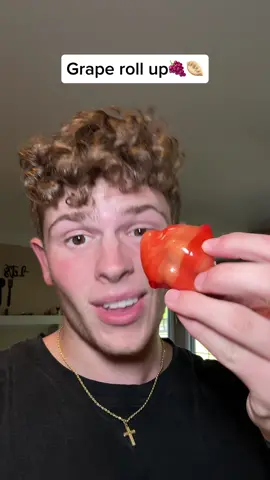 Frozen fruit roll ups will forever be one of my comfort foods😋 #foodhacks #grape #fruitrollup #thefoodguy #foodiefam #fruit 