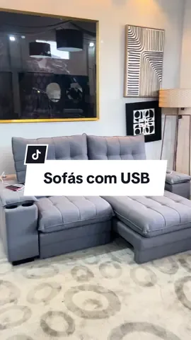 Você sabia que temos uma seleção incrível de sofás com entradas USB e USB-C? Isso mesmo, você pode relaxar e ainda manter seus dispositivos carregados! Aqui, conforto e comodidade andam de mãos dadas. Nossos sofás são projetados para proporcionar o máximo de bem-estar e tecnologia, tudo em um só lugar. Quer um sofá que te abrace e ainda mantenha os seus dispositivos carregados? Vem pra cá!  #netsofas #sofaluke #sofacomusb #sofaeureka #saladeestar #sofa 