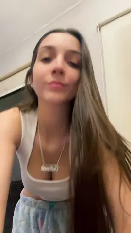 mama de fondo haciendo comentarios del temon 😮‍💨