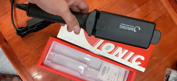 Máy Kẹp Duỗi Tóc Cao Cấp Jinrong Ionic Hair-flatter  Máy Là Tóc Kìm Jinrong - Có 3 bản To Nhỏ Vừa  Máy là JinRong😉 Bản nhỏ ->3,5,cm Bản Vừa ->4,5cm Bản To ->5,5cm - Chỉnh nhiệt độ - Dây điện có ổn áp - Dắc cắm 2 chân  - Là mượt, không cắn tóc - Bạn nào, salon nào đã dùng máy này thì khó lòng đổi qua máy khác vì tính năng vượt trôin của máy. Là nhanh, không hư hại tóc, bề mặt vật liệu cao cấp Ionic không hư hại tóc - Tay cầm dạng kìm, lực bóp nhẹ hơn loại máy khác nhiều ạ #jinrong  - Máy Là Tóc Bản Kìm - Máy Kẹp Duỗi Tóc Kìm Jinrong - Máy Ép Tóc Cao Cấp - Máy Là Tóc Cao Cấp Dạng Kìm Jinrong - Máy Kéo Duỗi Tóc Cao Cấp Jinrong Mẫu Kìm  #maylatocjinrong #hair-flatter #hairflatter #ionichairflatter #jinrongionic #jinrongionichairflatter 