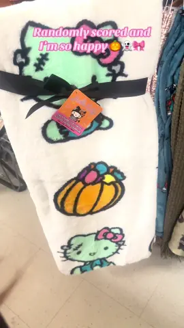 I love halloween and hello kitty so this blanket is perfect #hellokittylover #halloween #tjmaxx 