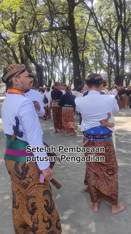 Setelah pembacaan putusan Pengadilan, begini suasana di dalam Karaton Surakarta. #karaton #karatonsurakarta #karatonsurakartahadiningrat #karatonngayogyakartahadiningrat #karatonsolo #ldakaratonsurakarta #lembagadewanadatkratonsurakarta #lembagadewanadat #karatonnusantara #kasunanansurakarta #jawa #misteri #kejawen #mistis #klasik #mataram #sholawat #sholawatjawa #sholawatjawakuno #sholawatjawalawas #seni #senijawa #pengadilannegeri #pengadilannegerisurakarta  #korbankonflikkraton #konflikkratonsolo @keratonsurakarta 