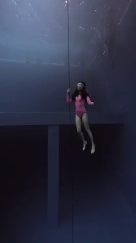 Aku bisa.  Hang 3 menit.  I've noticed something strange - I can hold my breath longer when I allow my mind to dwell on the pain from my past and then release it underwater. So this time, I'm just relaxing my body and focusing on the most painful heartbreak I've ever experienced. I consider this as my therapy.