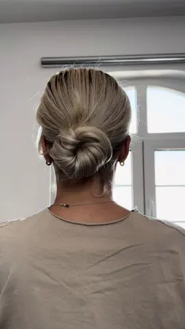 ✨Cel mai rapid si simplu coc! ✨ Cum să-ți faci un coc super rapid în doar 2 minute! ⏰💁‍♀️ Perfect pentru zilele în care ești pe fugă, dar vrei să arăți chic! 👌⚡️ #HairTutorial #BunHairstyle #QuickAndEasy #beautyhacks #hairinspiration #DIY #diyhair #beauty #beautytips #cursautocoafat #diyhairstyle #hairtutorial #hairstyles #hairstyleideas #hairstyleinspiration #hairdresser #summerhair #Summer #summerhairgoals #summerhairstyles#updo #simple #longhair #blondehair #bun #bunhairstyle #bunhairstyles 