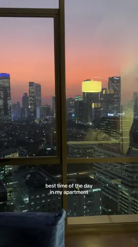 golden hour but it’s purple sky this time 🌃💜 #jakartapartment 