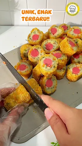 JAJANAN UNIK, ENAK, TERBARU!! SOSIS GULUNG KENTANG Bahan -bahan  - 5 buah sosis - 400 gr kentang - 1 buah wortel - 5 batang seledri - 7 sdm tepung maizena - 3 sdm tepung terigu - 1/2 sdt garam - 1/2 sdt gula  - 1/2 sdt lada bubuk - 1 sdt kaldu jamur - 1 sdt bawang putih bubuk Bahan pelapis - 4 sdm tepung terigu - sejumput garam - 1 butir telur - air secukupnya - tepung roti All Cookware by @idealifeonline   Temukan resep menarik lainnya di @idealifeonline.resep  IDEALIFE ELECTRIC CHOPPER IL 216 ✅Quite mode: DC Motor ✅Safety ON Switch ✅Bowl Capacity: Large 1.2 Litre Glass ✅Single Speed ✅Stainless Steel Blade x 2 ✅Perfect for: Meat, Vegestables, mince ✅Powerful 300W motor