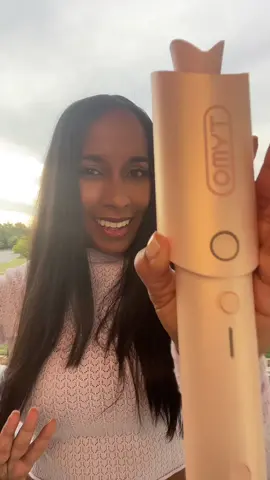 La Tymo CURLGO de @TYMO BEAUTY US es una rizadora de cabello portatil y pequeña que cabe en mi cartera. Si sales con el cabello lacio y de repente se te antoja tener rizos, te los puedes hacer donde estes, y eso es muy conveniente😁 #tymobeauty #cabellorizado #rizadorportatil #peinados #peinateconmigo #latina #tiktokshopbacktoschool #regresoaclases #tiktokshopdeals #tymocurlgo #latinasbelike #productosvirales #haircurler #hairtok #girltok #chicas #parativiral #dealsforyoudays #fyp #rizosdefinidos #peinadosfacilesyrapidos 