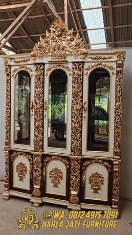 REAL PRODUK KAHLA JATI FURNITURE JEPARA LEMARI HIAS SIMA JATI 3 PINTU JATI PESANAN IBU YULIYANA BEKASI  SPESIFIKASI : 👉 Material Kayu Jati Perhutani  👉 Finishing Natural Kombinasi  Glossy  👉 Ukuran :      - Panjang : 160cm      - Lebar : 55cm      - Tinggi : 260cm  👉 Kontruksi Kuat & Rapi  👉 Dikerjakan langsung pengrajin kayu jati berpengalaman dibidang mebel furniture. 👉 Pengiriman langsung dari Pengrajin Jepara Jawa Tengah.  👉 Info Harga Konsultasi Gratis :  ☎️ Telp/WA : +6281249157091  🏠 Alamat : Jl. Pemuda RT 05 RW 01, Plajan, Pakis Aji, Kabupaten Jepara, Jawa Tengah 59452  Selalu Berusaha Dapat Dipercaya Bertanggung Jawab Melayani Yang Terbaik Kahla Jati Furniture. #semuaorang #fyp #viral  #kursisofabellagio #sofamewah #sofamurah #kursicafe #Buffet #Mejamakanjati #KursiMejamakan #Buffet #Buffettumpuk #Lemari #mebeljepara #jualfurniture #mebelonline #LemariPakaianJati #furniturejepara #Dipan #Sofasudutlois #kamarset #kursitamucantik #sofasultan #Kursitamujati #sorotan #CapCut 