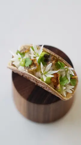 Let’s make a sea bass ceviche! 🐟 A beautiful recipes that works great with other kinds of fishes as well. The ceviche is served in a toasted onion taco with a lime & jalapeño gel, avocado cream, sweet & sour shallots and a delicious fish skin & cayenne pepper crisp 🔥 Find a full tutorial on my YouTube channel “Jules Cooking” 🙌🏼 #julescooking #Recipe 