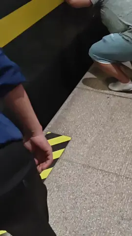 A mother’s instinct in action! A girl accidentally fell between the platform and a train at the Xi’an Railway Station in northwest China’s Shaanxi province. Her mother immediately jumped to rescue her without hesitation. A witness said bystanders safely assisted both, and there were no train delays. #reallifehero#savelives#rescue#touchingmoment#warmsmyheart#touchingheart