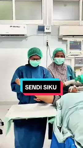 Korban tukang urut lagi. Sendi siku keluar dari tempatnya dialami sudah 2 bulan. Tidak langsung dibawa ke dokter, tapi ke bbrp tukang urut dulu, Walhasil sendi siku tetap keluar dari sendinya #surgeon #surgeonlife #orthopedicsurgeon #orthopedics #orthopedicsurgery #dislokasi #dislokasisiku #tukangurut