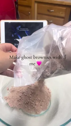 Were getting in the spooky spirit over here 🎃🩷 #fyp #foryoupage #spookyseason #halloween #halloweentown #brownies #ghosts #baking 