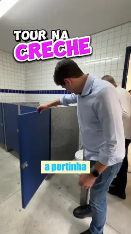 Tem que pensar nos detalhes! Na Creche Escola Pedro José Mendes Filho, no bairro do Monteiro, até os banheiros 🚽 são adaptados para as crianças 🧒 poderem usar com mais comodidade. É tudo pequenininho! E não é só isso, o chuveiro 🚿 também tem uma elevação pros funcionários da unidade não precisarem se abaixar pra dar banho nos estudantes. E nesta creche também temos um pátio interno a céu aberto ☀️, sala de recursos multifuncionais 📚 e até varanda em todas as salas pras crianças poderem pegar um sol ☀️ e um arzinho 🌬️. Investimos aqui R$ 4 milhões pra deixar essa creche toda estruturada e atender bem cerca de 300 alunos 👶. Mais uma unidade que dá gosto de ver e que faz parte do programa Infância na Creche, que dobrou o número de vagas em creches no Recife. ✨