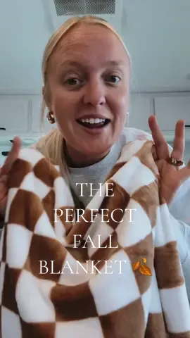 I found the PERFECT fall blanket. 🍂RUN before they’re sold out 😳 #cozy #fallvibes #falldecor #fallblanket #deals #tiktokshopbacktoschool #blanket #blanketlife 