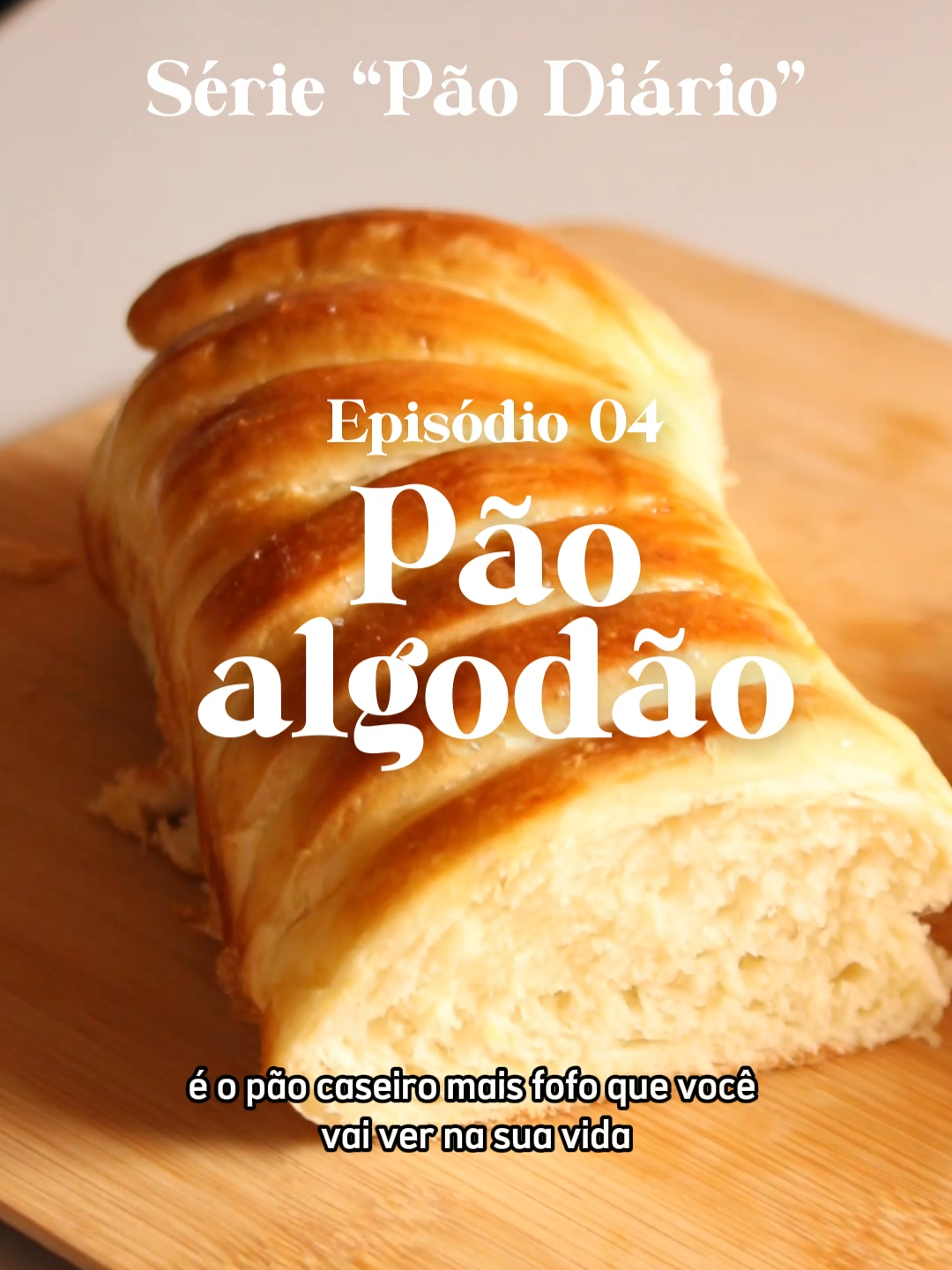 É viciante! Custou nem 8 reais!! Siga pra mais receitas 😊😊 Ingredientes . 500g de farinha de trigo 240 ml de água morna 3 colheres de sopa de açúcar 70 ml de óleo 1 ovo 1 colher de chá de sal 10g de fermento biológico seco . Modo de preparo no vídeo, mas eu passei gema no pão e esqueci de falar . #receitas #food #comida #pão #rosca #cozinha #receitafacil #masterchefbr #receitasimples #paocaseiro #paodoce #panificação #panificacao #paodiario