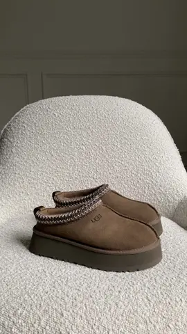 Get ready earlier this year 🍂🤎 Hickory 🐻☕️ @UGG® #ugg #uggs #unboxing #uggunboxing #uggslippers #haul #aesthetic #uggseason #fall #fallfashion #autumn #autumnvibes #autumnfashion #pumpkinseason #september #october #cozy #cozyathome #cozyseason #uggboots #hickoryuggs #tazz #fallshoes #gilmoregirls 