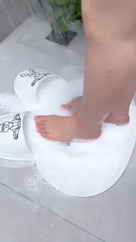 🚿 Tapete de Banheiro Antiderrapante - Massageador e Limpeza 🚿 🔹 Antiderrapante: Segurança garantida no box 🔹 Função Massageadora: Base com texturas que massageiam seus pés 🔹 Fácil Limpeza: Material resistente e de fácil manutenção 🔹 Conforto: Suave ao toque, ideal para uso diário 🌟 Transforme seu banho em uma experiência relaxante e segura! #TapeteDeBanheiro #Antiderrapante #Massageador #SegurançaNoBanho #Conforto #LimpezaFácil #Banheiro #MarDeUtilidades