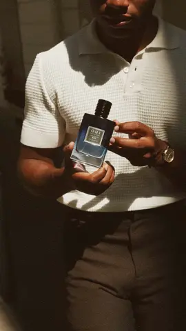 Le Flâneur 020 é a essência da liberté e elegância masculina, perfeita para celebrar cada instante. Viva o charme de Paris com cada borrifada. #ParaTodosVerem: um homem jovem de cabelos trançados, camisa branca e calça preta passeia por Paris, descobrindo lugares, ruas, praças, posando pra fotos sorrindo e usando seu Le Flâneur 020. #ouiparis #ouiparfums #leflaneur020 #VivreLInstant 