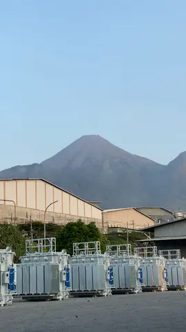 Kerja with view jare arek2 #ngoro #ngoroindustrialpark #gunung #mojokerto #pabrik #ngoroindustri #penanggungan 