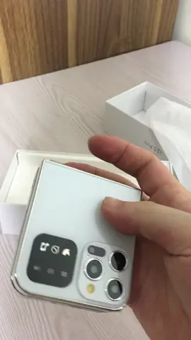 📱✨ i15 Pro dual-SIM flip phone! 🌟 🔥 Ultra-high performance, dual SIM dual standby, perfect balance between work and life! 📞💼 💎 Lightweight design, foldable and visible, giving you a different fashion experience! 💃🎉 🔋 Strong battery life, smooth operation, can easily handle both taking photos and playing games! 📸🎮 #i15Pro #dual-SIM-flip #mobile-technology #fashion-trend #technewtrend 