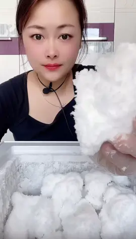 white freezer frost eating ❄️😋 . #fyp #fypツ #fypage #iceeating #iceeatingasmr #whiteice #whiteiceeating #freezerfrost #freezerfrosteating #1heartice #2heartice 