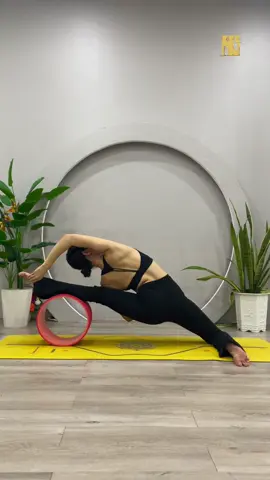 Tư thế nghiêng với vòng. #yoga #xuhuong #yogathanhnhan #viral #yogamoingay #yogamoingay #yogaadvance #viraltiktok #yogaadvance #tuthechuphinhyogadep #xh #xhtiktok #yogapose 
