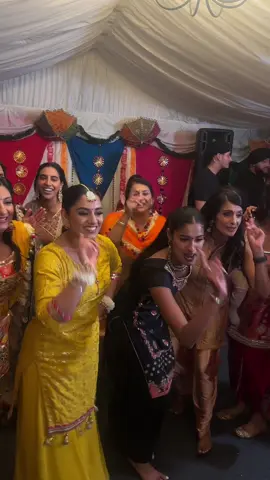 when the tiktok trend has taken over wedding week🤣🤣🤣 #family #punjabitiktok #wedding #fyp #viral #punjabi #desi #pinddegerhe @Sanraj 🤍 | UK MAKEUP ARTIST 