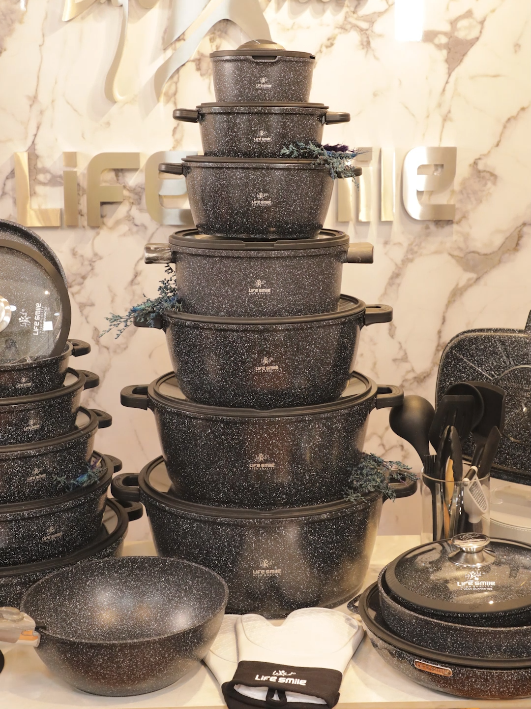 طقم خرااافي💥بيجمع بين فخامة اللون الأسود و كل شي تحتاجينه بالمطبخ مع جودة لايف سمايل🤩 توصيل مجاني بكل الامارات🚚 هدية مجانية لاي طلب اعلى من 400 درهم🎁 ضمان لمدة سنة كاملة💯 امكانية الدفع عن طريق تابي ✅ وفرنالكم خصم فزعة تواصلوا معنا لنعطيكم الخصم ✅ حملوا تطبيق لايف سمايل استعملوا كوبون كود first15 لتحصلوا على خصم 15%📲 ———————————— الطلب مباشرة من خلال موقعنا الإلكتروني www.lifesmile.ae او من خلال الابليكيشين 📲lifesmile او من خلال الواتساب 00971521573960📞 ———————————- #lifesmile #cookwaresets #bestcookwaresets #buyqualitycookware #lifesmilecookware #buynonstickcookware #لايف-سمايل#downloadourapp #deals #uae #الإمارات #lifesmile #cookware #cookwareset #cookwaresets #kitchenware #nonstick #nonstickcookwareset #اكسبلور #explore #explorepage #kitchentools
