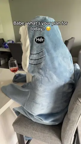 This is all she does…😂 #v#viralfindsv#viralf#foryoupage#c#couplegoalss#sharkblankett#trendingc#cozysharkfy 