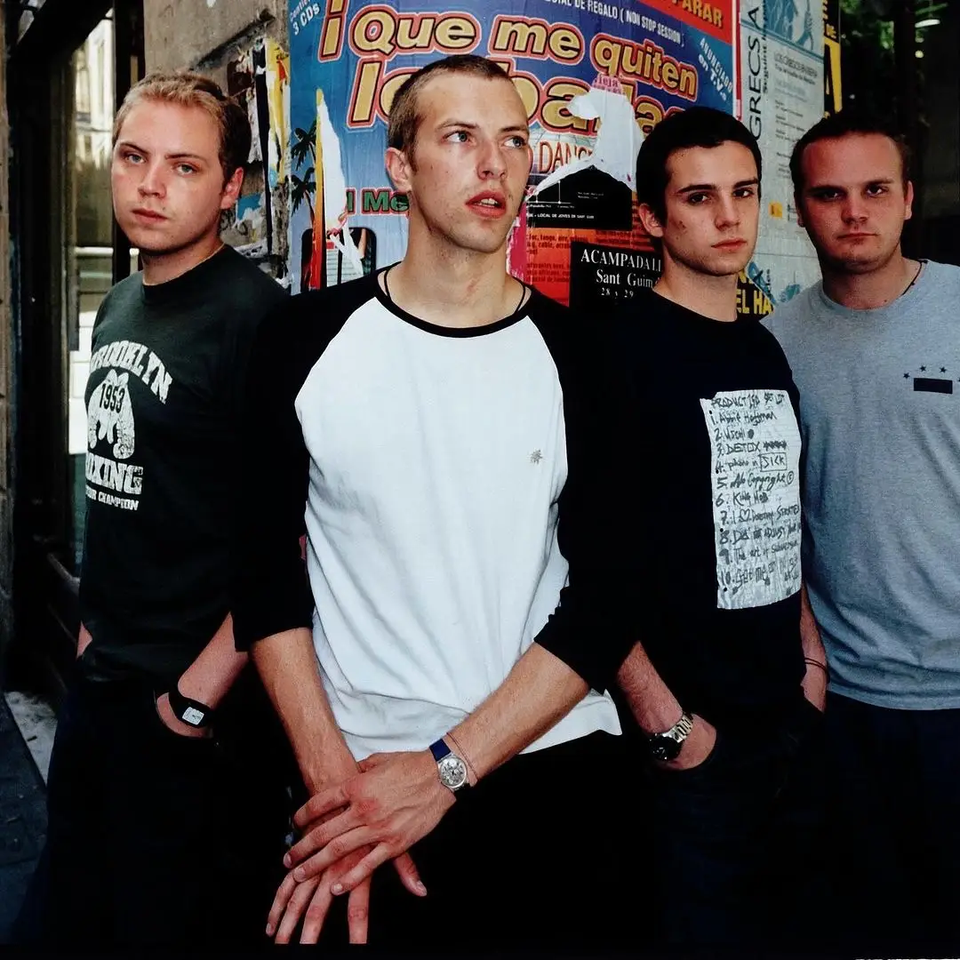 Essas fotos incríveis com a legenda “Irmão desde 1997” foram compartilhadas hoje nas redes oficiais da banda. PERFEITO, né?! #coldplay #chrismartin #flifil #feelslikeimfallinginlove 