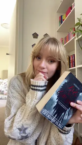 Yes all i wear now is my folkore cardigan #BookTok #sixofcrows #grishaverse #sixofcrowsduology #bookrecs #fantasybooktok 