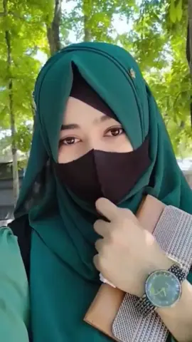 খুবই সুন্দরী কিন্তু মাক্স পাড়া