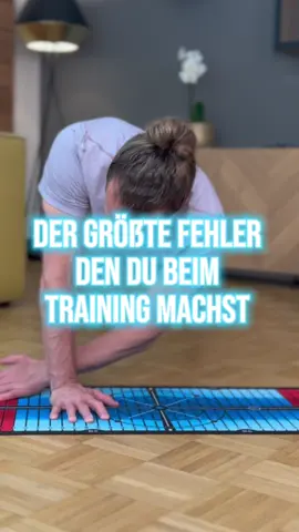 🏃🏽 KOMMENTIERE START und ich zeige dir, wie du deine Schwachstellen erkennst und gezielt trainierst. Verbessere deine Beweglichkeit, Kraft und Stabilität gleichmäßig in den nächsten 30 Tagen - ganz bequem von zuhause mit mir! 💪🔥 Tests gehören zu deinem Training wie jede Übung. Als langjähriger Trainer und Therapeut weiß ich, dass nicht jeder sie macht. Aber genau deshalb musst du sie in dein Training integrieren: 👉 Dysbalancen führen unweigerlich zu Kompensationen, die Gelenke oder Muskeln überlasten können. 👉 Dies kann zu Verspannungen, Verhärtungen, Schmerzen und sogar Verletzungen führen. 👉 In diesem Fall kann Training durchaus schädlich sein, wenn du nicht auf deinen Körper hörst und ihn so trainierst, wie er es braucht! 👉 Integriere regelmäßige Beweglichkeits- und Stabilitätstests in dein Training, wie in meinem 30 Tage Kickstart Programm. 👉 Ich nutze im Video die PATmat, da sie mit ihren Skalen ein direktes Feedback deiner Bewegungsqualität ermöglicht, nicht nur bei den Tests, sondern auch bei funktionellen Übungen von zuhause! 🚨 KOMMENTIERE START und ich helfe dir dabei, deinen Körper gesund und gleichmäßig zu trainieren!