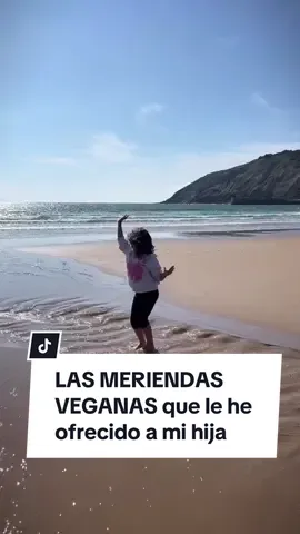 Muy buenas familia! Hoy vamos con una rondita de meriendas de la semana. Las meriendas de esta semana son meriendas sencillas, con poquitos ingredientes y muy ricas. Para elaborarlas hemos utilizado los productos de @Naturitas.es , nuestra tienda online de confianza, en ella podréis encontrar más de 45000 productos a muy buenos precios, y con nuestro código peacelovevegan tenéis un 10% de descuento adicional 🥰 Vamos con las recetas: 1-Galletitas de almendra y chocolate (sin gluten) Llevan 400g harina de almendra, 200g yogur griego (vegetal) , 50g sirope, 1 Cda aceite de coco y una Cda de vainilla. Mezclamos, horneamos 20 minutos a 180 grados y bañamos en chocolate al 85% 2-Rulos de queso y aguacate Amasamos una rebanada de pan integral y rellenamos con untable de anacardos, lonchas estilo York, aguacate y tomate. Enrollamos, y disfrutamos! 3-Tostadas de plátano y crema de cacahuete Llevan crema de cacahuete, plátano, canela, coco rallado, almendras crocantes y sirope. 4-Polos de sandía. Laminamos la sandía y colocamos los toppings, yogur griego, arándanos, frambuesas, coco rallado y unas hojitas de hierbabuena. 5-Snickers saludables Pisamos 200g de dátiles medjoul, añadimos un puñado de nueces pecanas, crema de cacahuete, cubrimos con chocolate al 85% y espolvoreamos una pizca de sal. Enfriamos un ratito en la nevera, troceamos en barritas y disfrutamos!  Qué os parecen? Me contáis cuál es vuestra favorita? 😍 [publi] #naturitas #eco #vegan #snack #veganfood #yummy #sweet